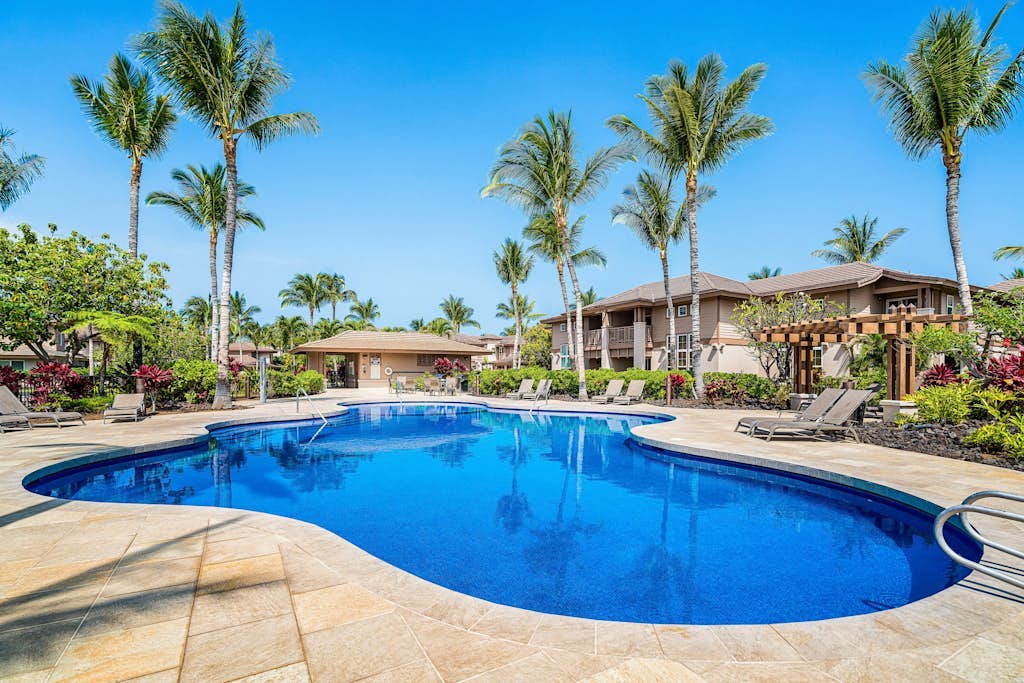 Spacious condo with lanai & balcony, located near tennis courts, pools & beach