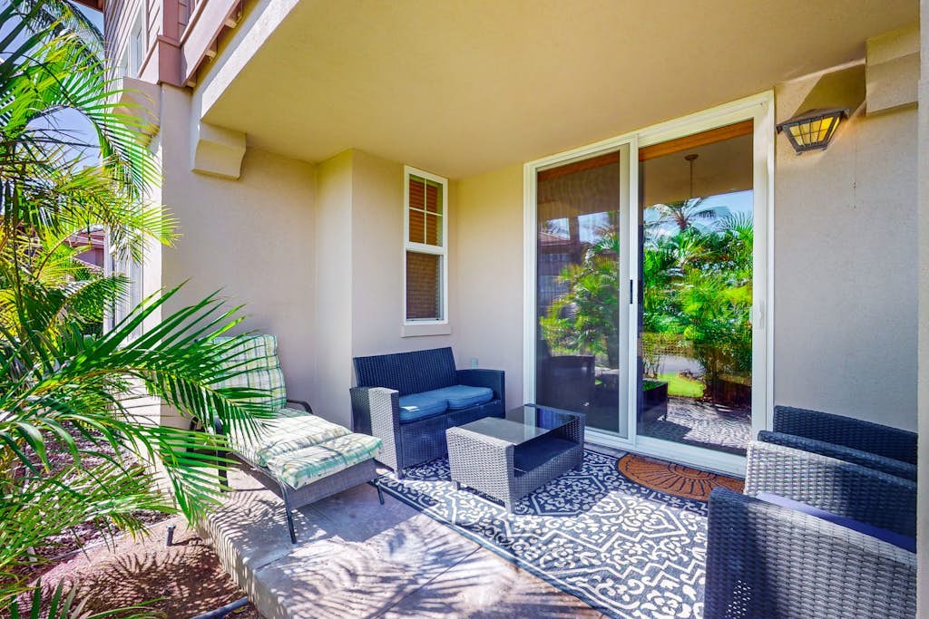 Spacious condo with lanai & balcony, located near tennis courts, pools & beach