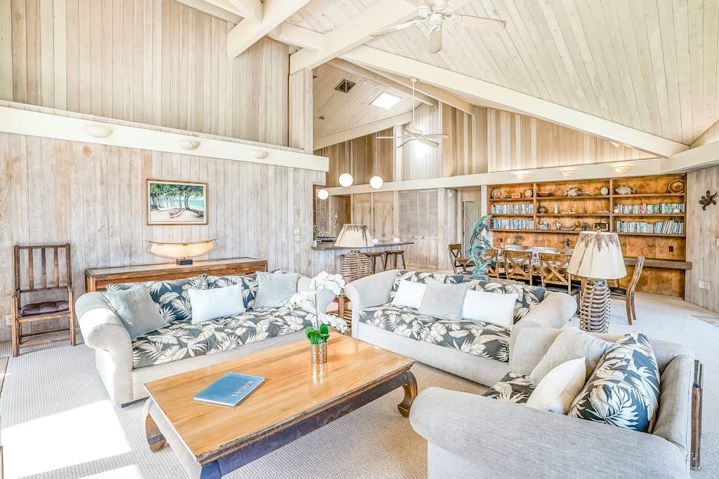 Beachfront estate with ocean views, private hot tub, beach gear & enclosed yard