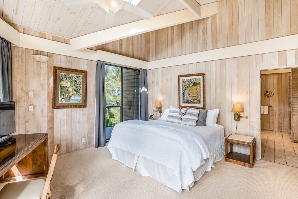 Beachfront estate with ocean views, private hot tub, beach gear & enclosed yard