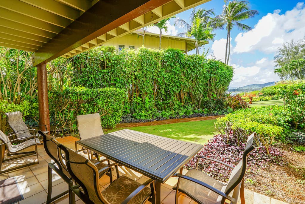 Quiet condo with lanai - steps from the beach & heated oceanfront pool