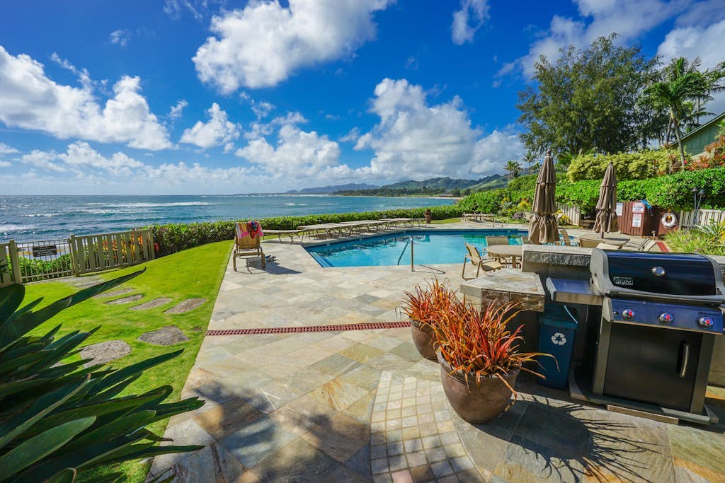Quiet condo with lanai - steps from the beach & heated oceanfront pool