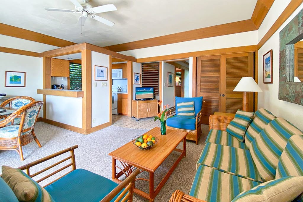 Minutes to Kiahuna Beach - 2nd-floor condo with lanai, pool & hot tub
