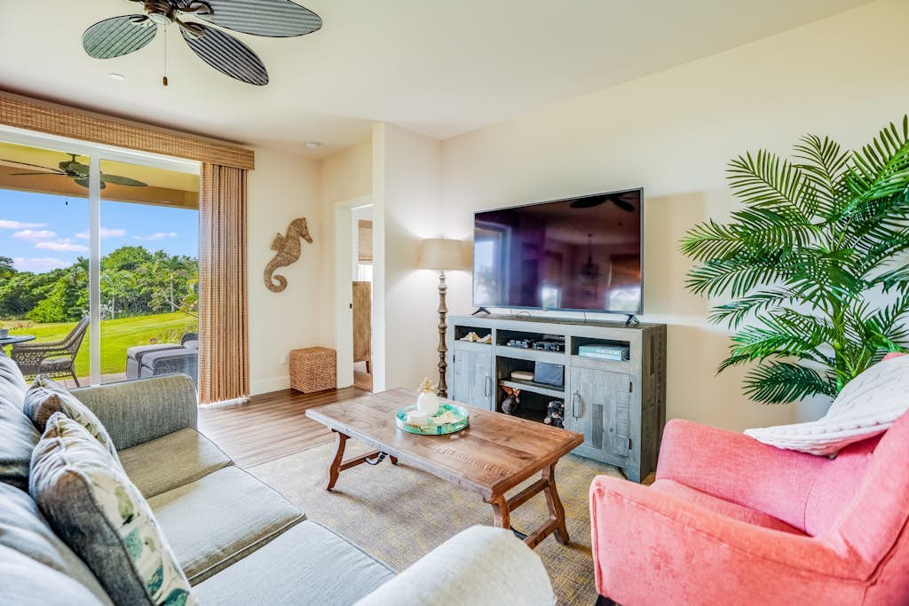 Ground-floor condo on golf course with pools & hot tub