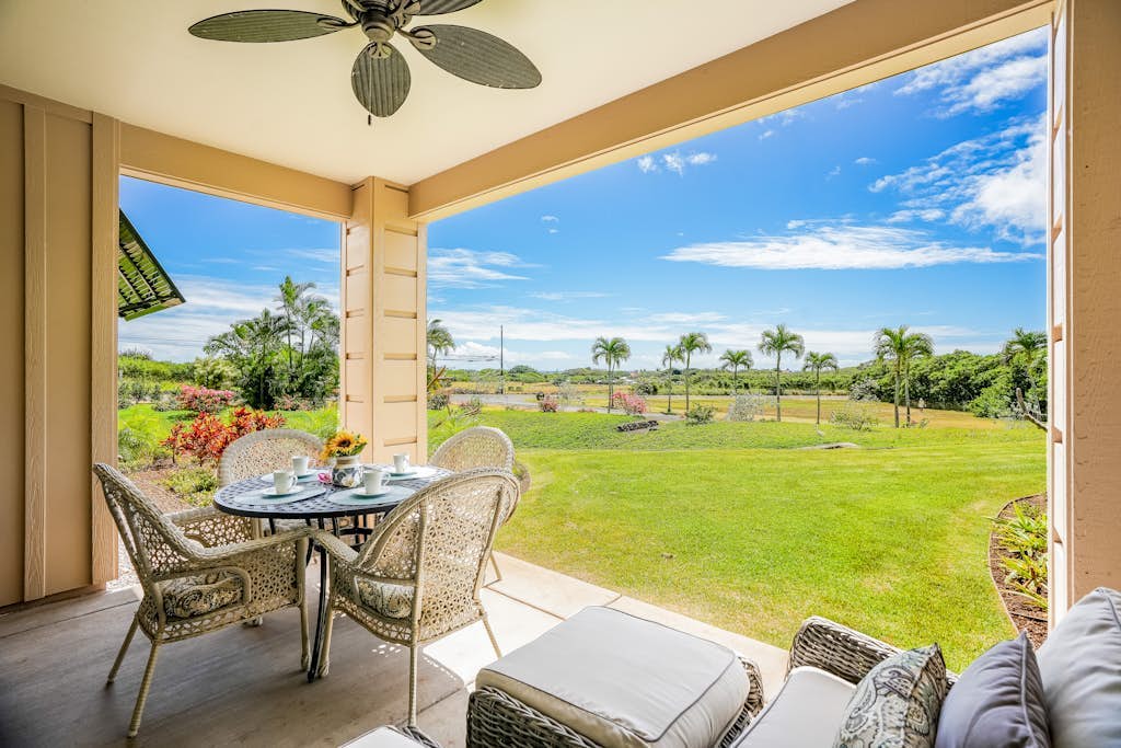 Ground-floor condo on golf course with pools & hot tub