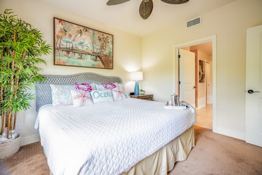 Ground-floor condo on golf course with pools & hot tub