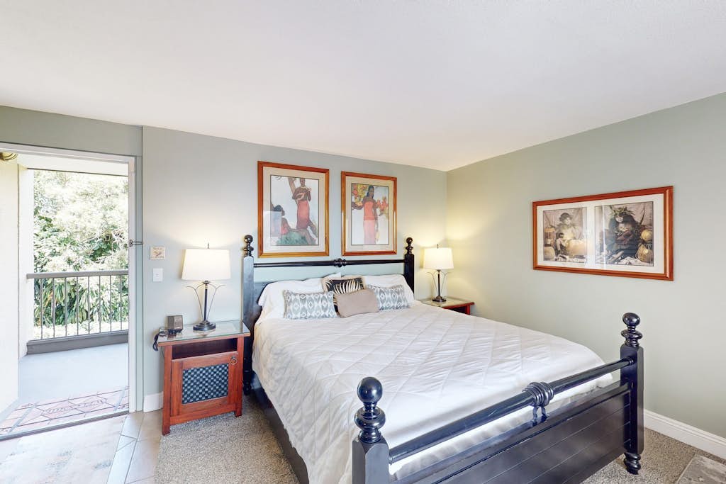 Ocean-view condo with lanai, AC, 2 pools & 8 tennis courts - walk to beach