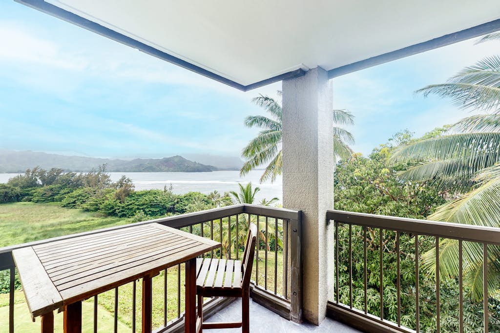 Corner hotel room with lanai, ocean views, outdoor pool, hot tub & grill