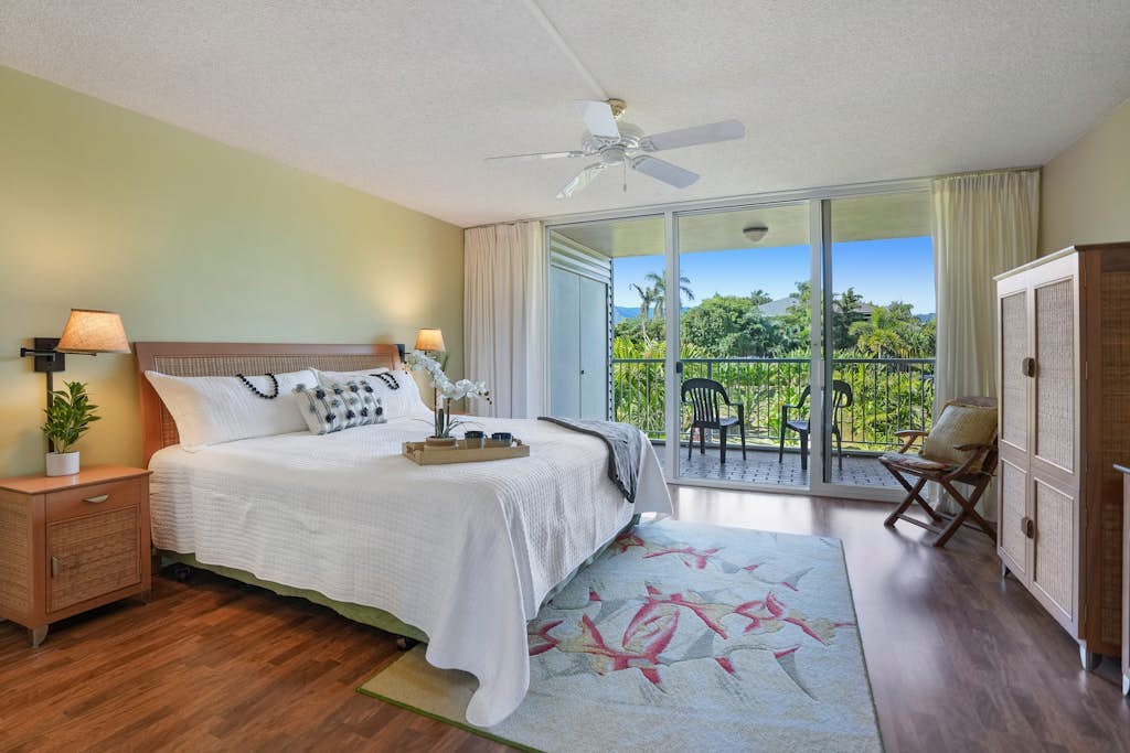 Snowbird-friendly condo with heated pool, hot tubs, tennis & balcony