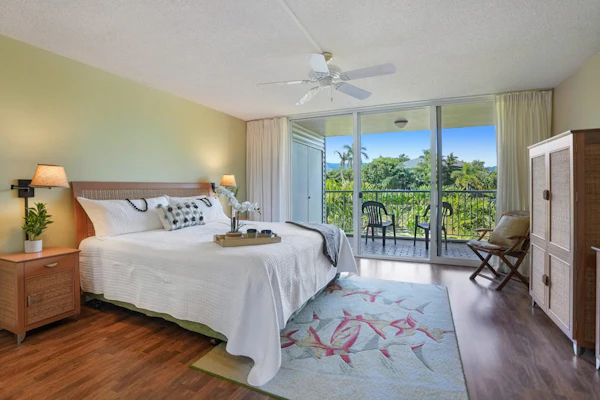 Snowbird-friendly condo with heated pool, hot tubs, tennis & balcony
