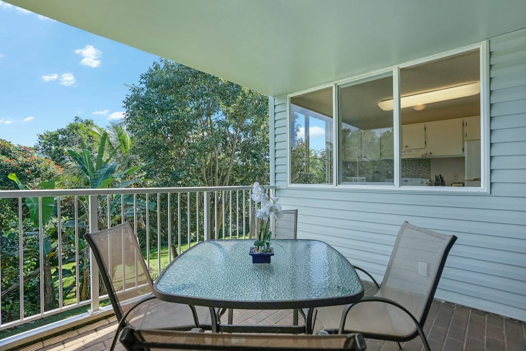 Snowbird-friendly condo with heated pool, hot tubs, tennis & balcony