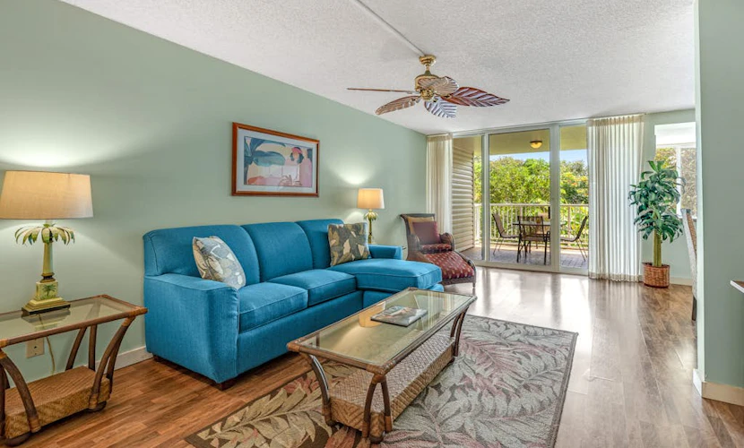 Snowbird-friendly condo with heated pool, hot tubs, tennis & balcony