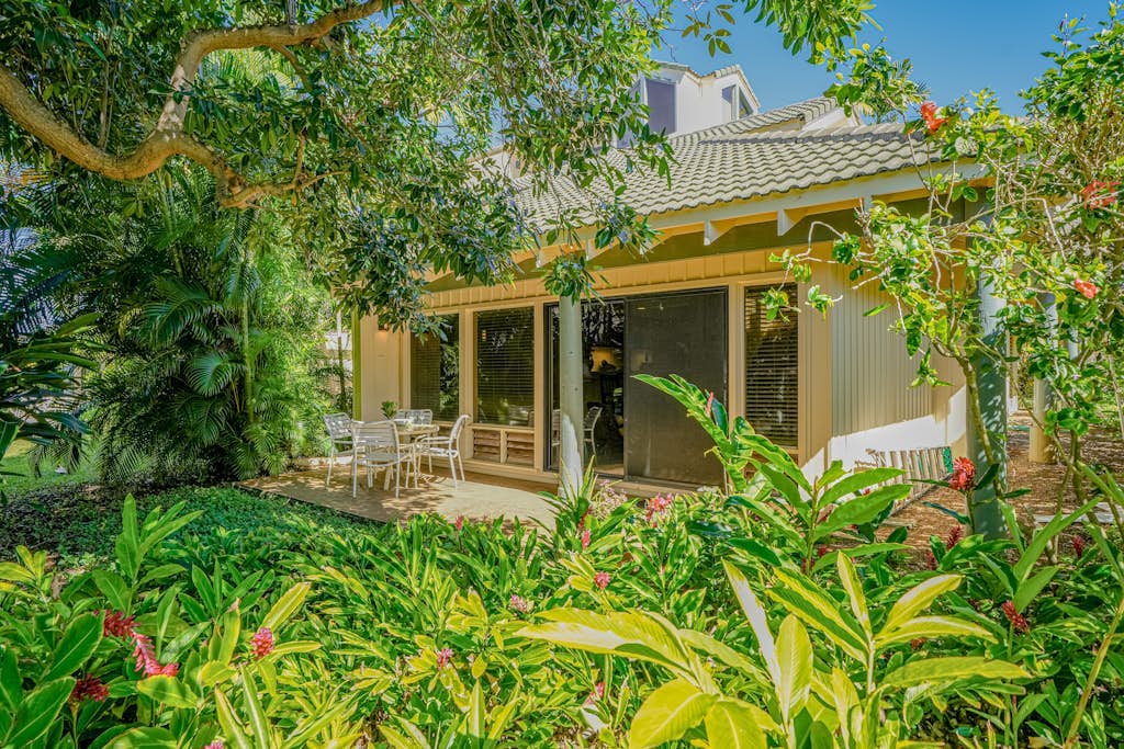 Ground-floor condo with loft, garden patio, upper deck, 2 pools, hot tub, tennis