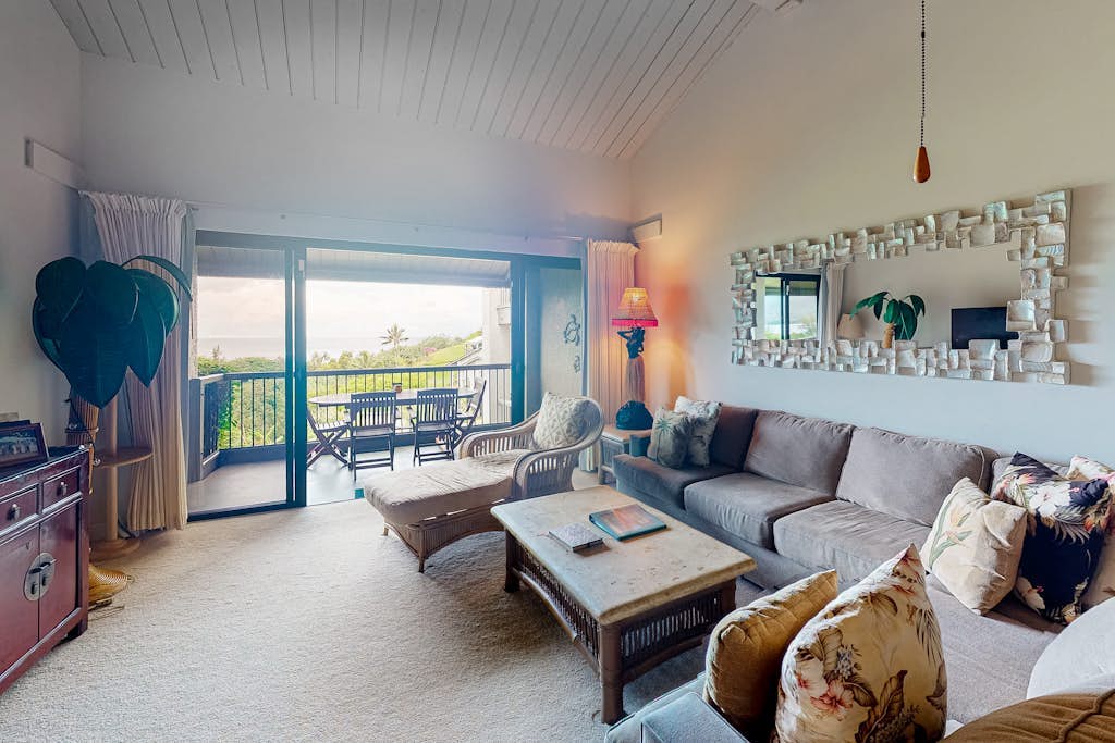 Two-level condo with ocean/Bali Hai views, 2 lanais, AC, pools & tennis courts
