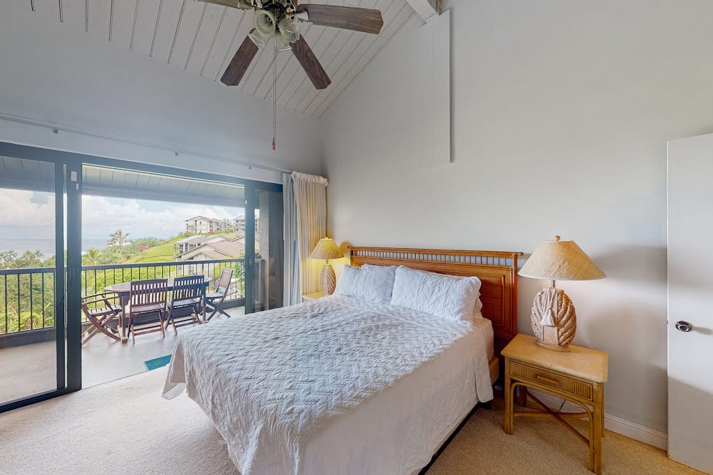 Two-level condo with ocean/Bali Hai views, 2 lanais, AC, pools & tennis courts