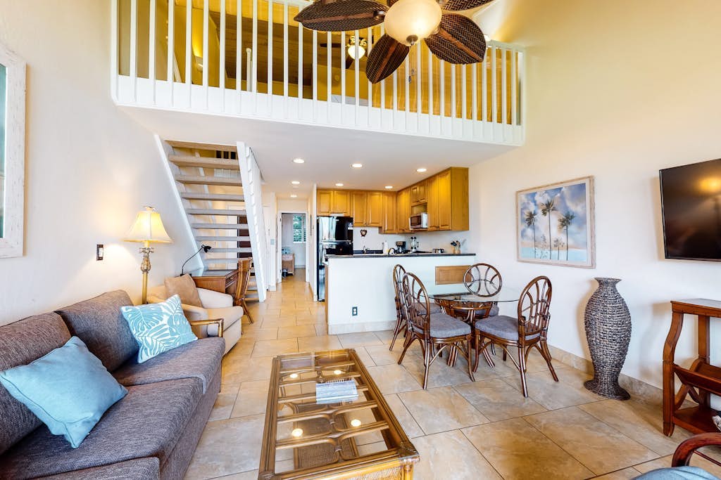Dreamy beach condo with balcony, pool, full kitchen & fast WiFi