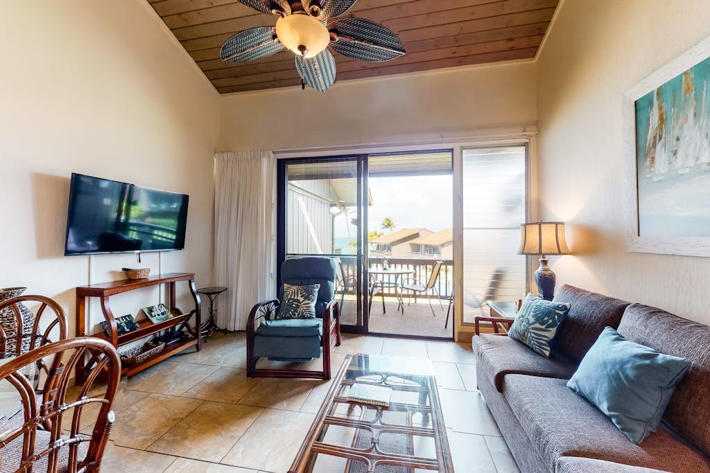 Dreamy beach condo with balcony, pool, full kitchen & fast WiFi
