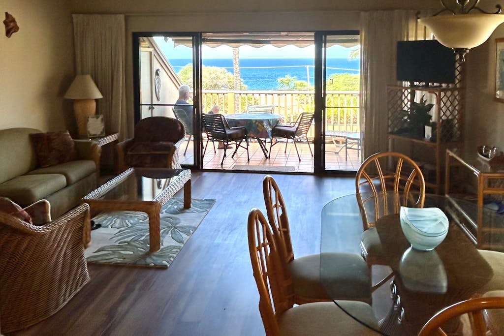 Tropical hideaway with pools, hot tub & grill - the waves await