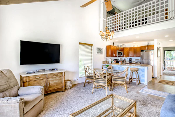Serene, tropical getaway with fast WiFi, loft, pools, hot tubs & tennis
