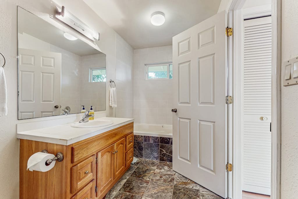 Family friendly home with mountain view, private lanai, yard and WIFI