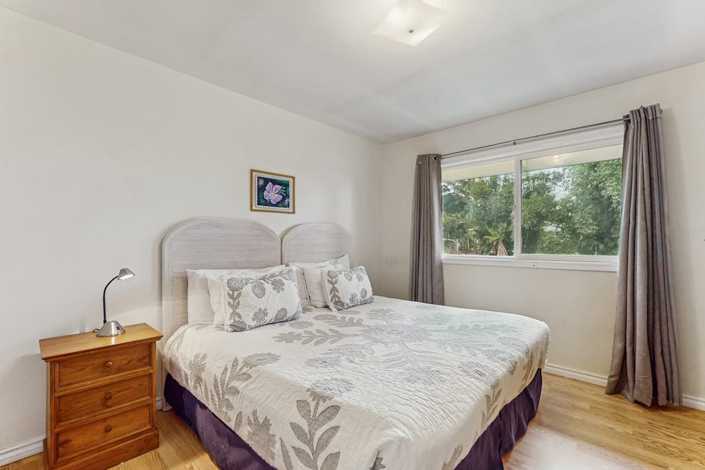 Family friendly home with mountain view, private lanai, yard and WIFI