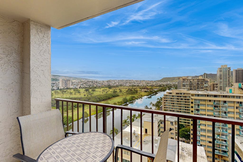 Waterfront Studio with Ocean & Mountain Views, Rooftop Pool, Sauna & Central AC