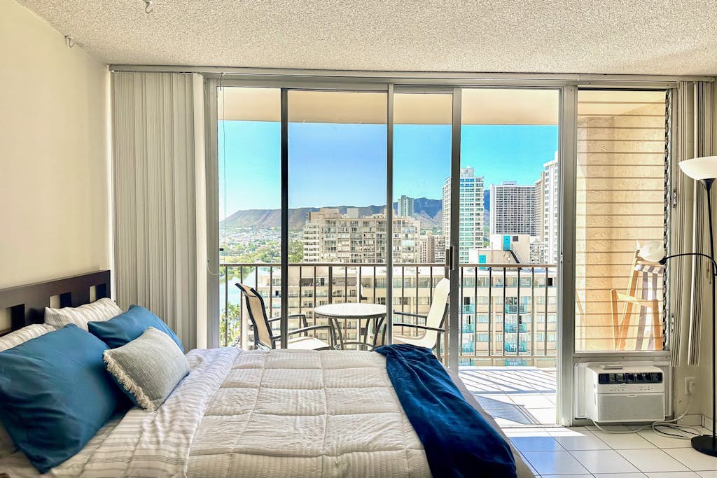 Waterfront Studio with Ocean & Mountain Views, Rooftop Pool, Sauna & Central AC