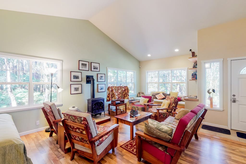 Stunning retreat w/ a full kitchen, gas fireplace, furnished lanais, & WiFi