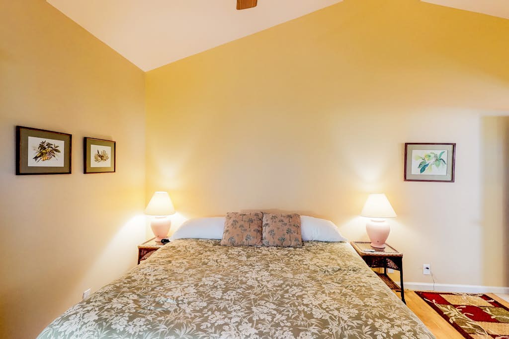 Stunning retreat w/ a full kitchen, gas fireplace, furnished lanais, & WiFi