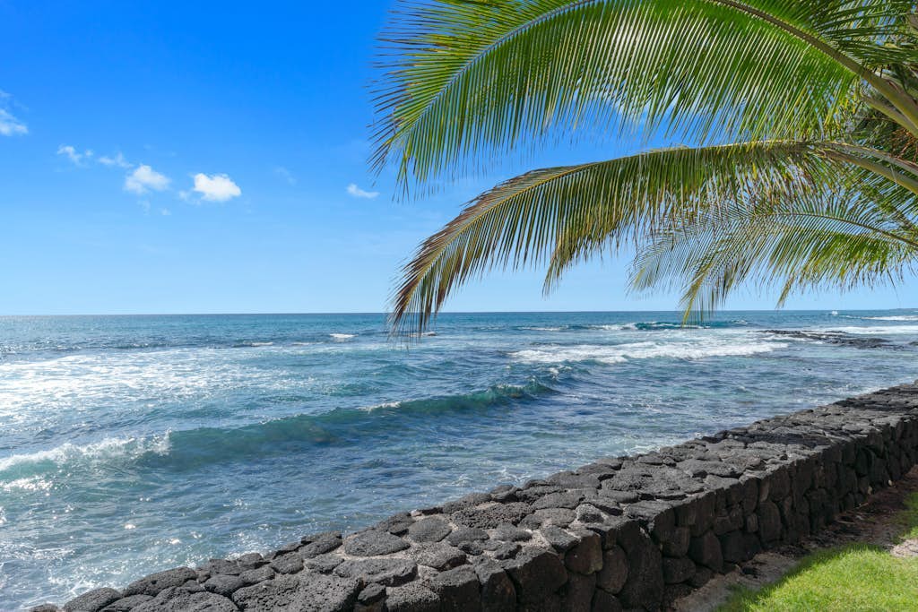 Stylish condo w/ partial ocean views, and shared pool and hot tub