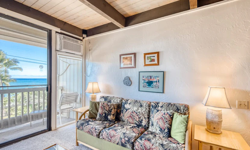 Stylish condo w/ partial ocean views, and shared pool and hot tub