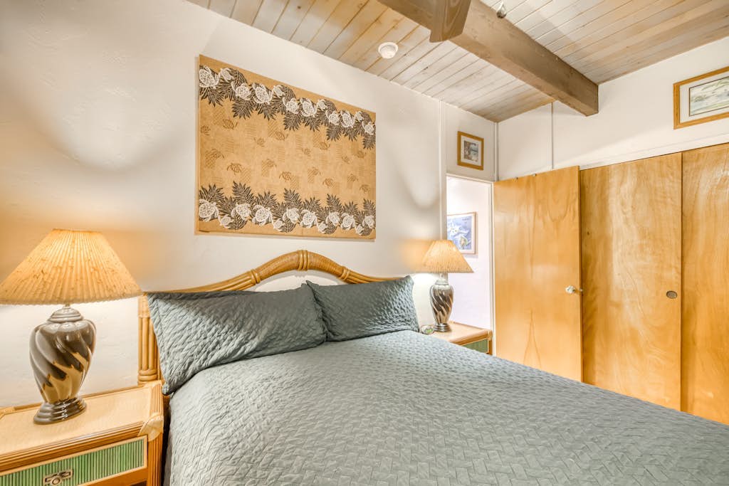 Stylish condo w/ partial ocean views, and shared pool and hot tub