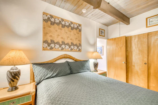 Stylish condo w/ partial ocean views, and shared pool and hot tub