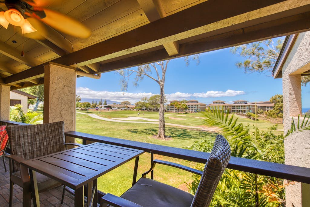 Golf course adjacent condo with furnished balcony, pool & fast WiFi