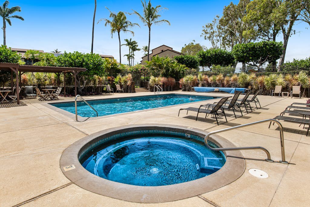 Golf course adjacent condo with furnished balcony, pool & fast WiFi