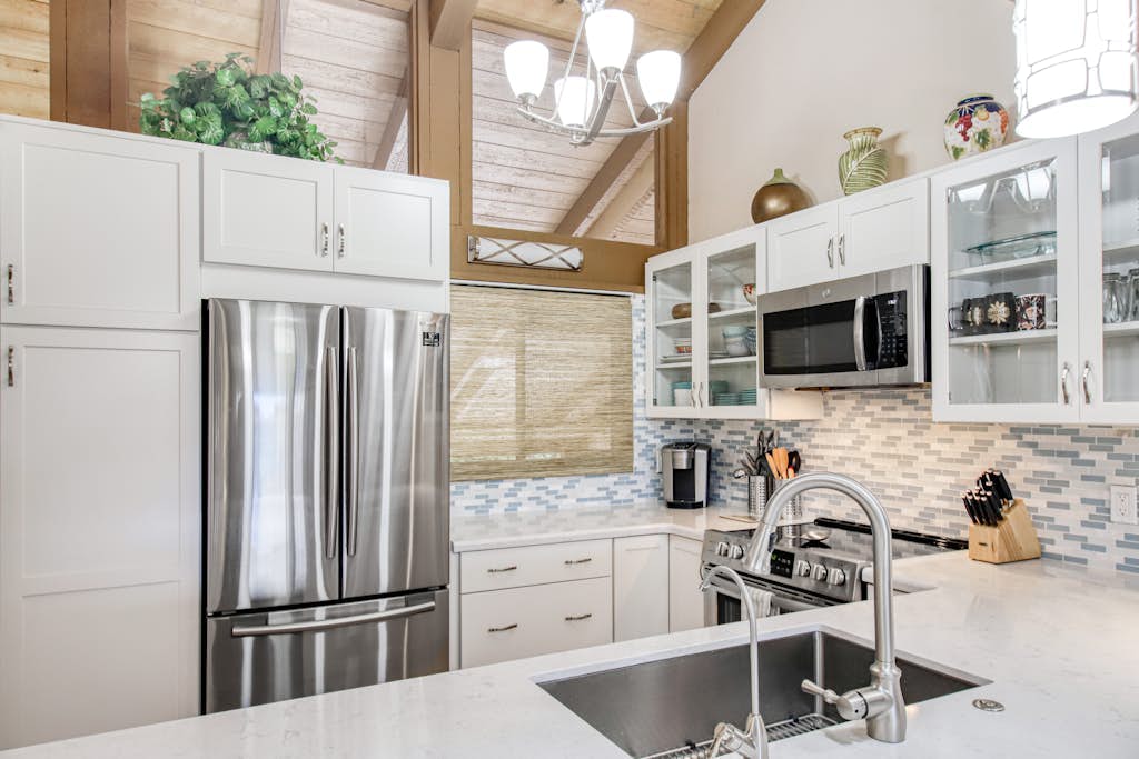Golf course adjacent condo with furnished lanai, pool & fast WiFi