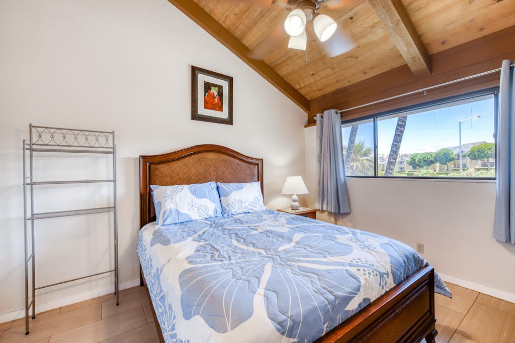 Golf course adjacent condo with furnished lanai, pool & fast WiFi