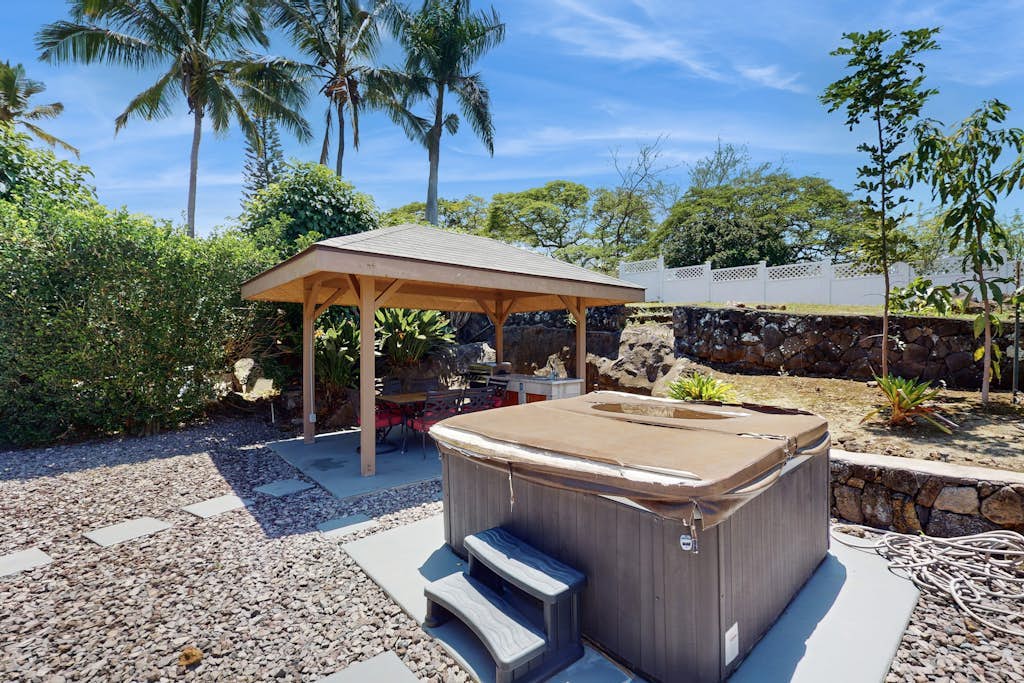 Tropical downtown suite w/private hot tub & gazebo, washer & dryer, patio