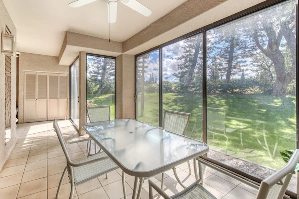 Golf course-front, ground-floor condo w/private lanai, shared hot tub, pool, A/C