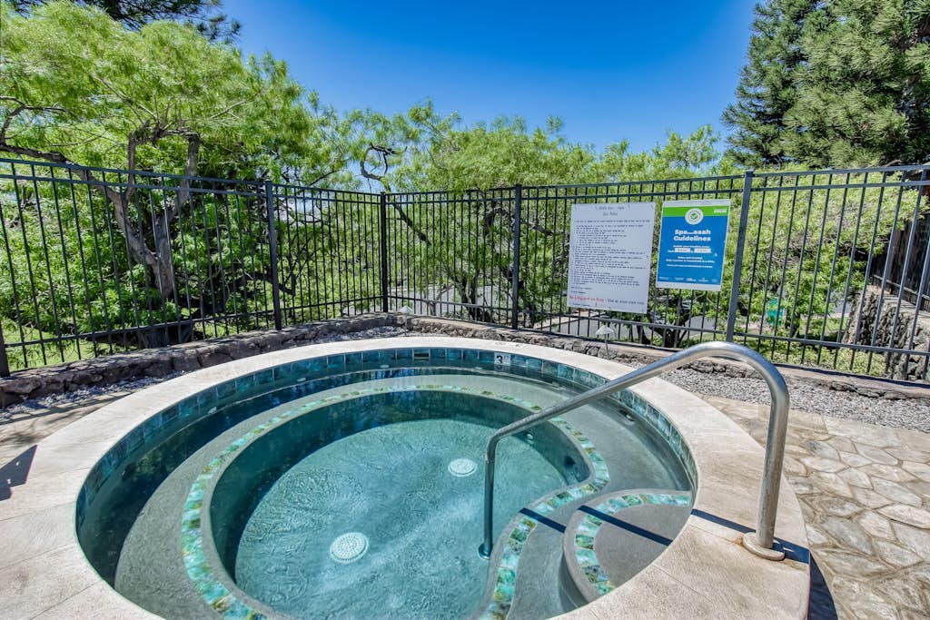 Charming suite close to beach with amazing views, on-site pool & tennis