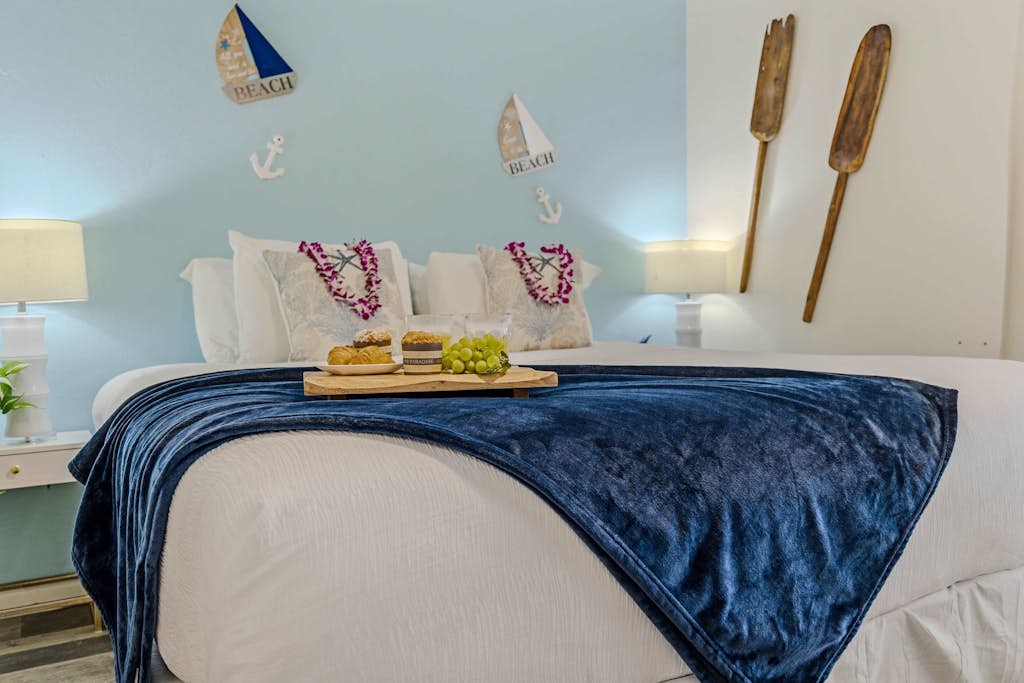 Updated condo with on-site pool, hot tub, BBQs, & private lanai