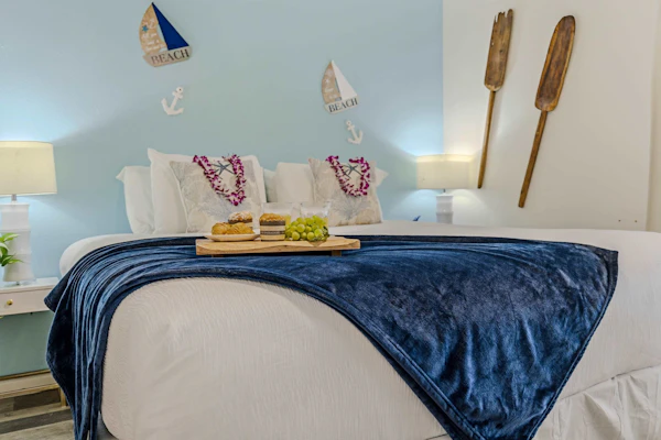 Updated condo with on-site pool, hot tub, BBQs, & private lanai