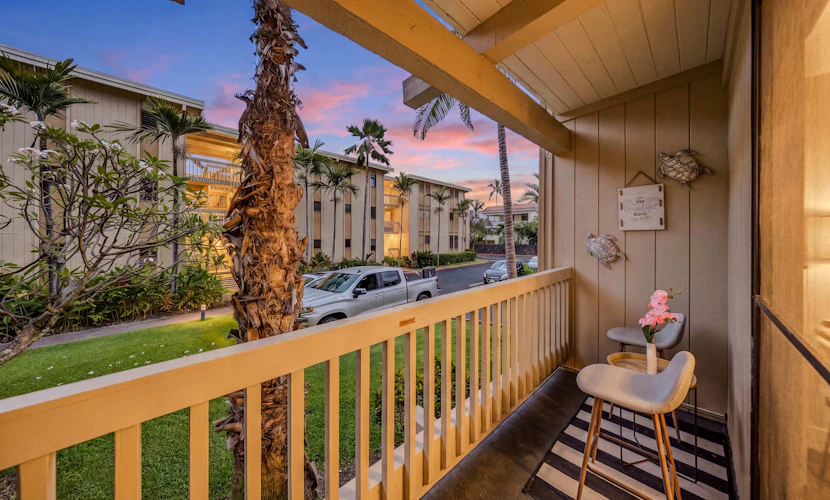 Updated condo with on-site pool, hot tub, BBQs, & private lanai