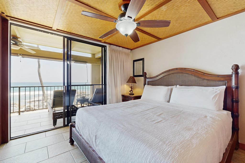Spacious condo with ocean views, lanai, W&D, shared hot tub, pool & grill area