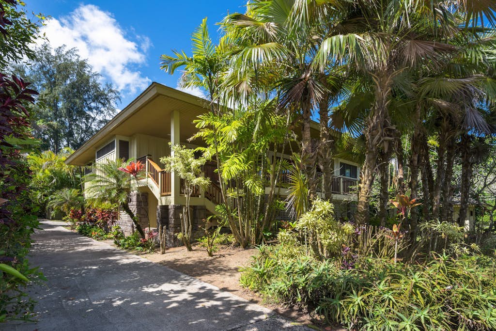Spacious tropical getaway with lanais - just steps from the ocean