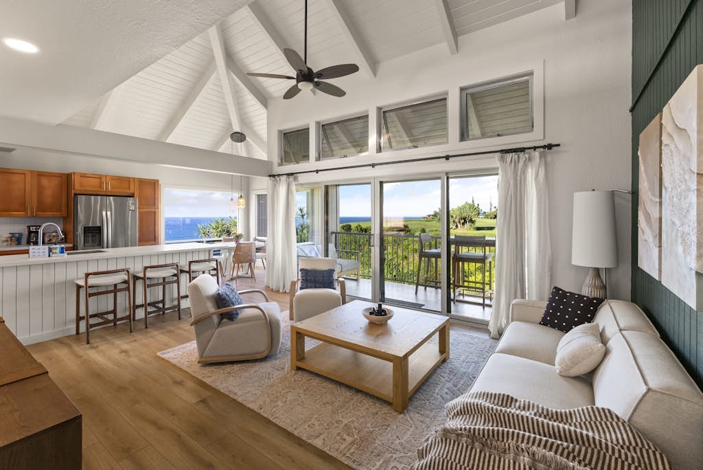 Newly remodeled, top floor, oceanfront condo - hot tub & pool - walk to beach