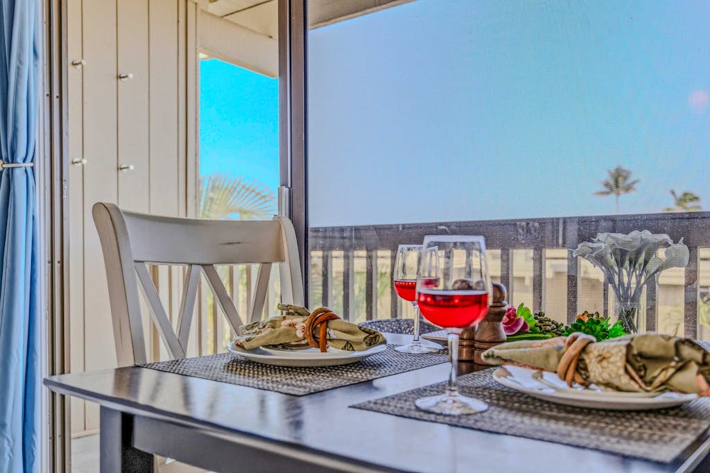 Offshore Oasis - Beautiful Condo in Kona w/ pool, hot tub, A/C and grills