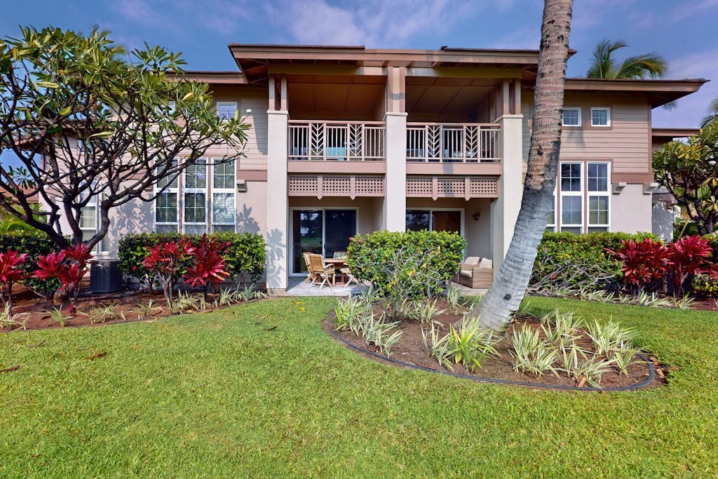 Fabulous condo with 2 lanais, pools, hot tubs, tennis & gym - near beach