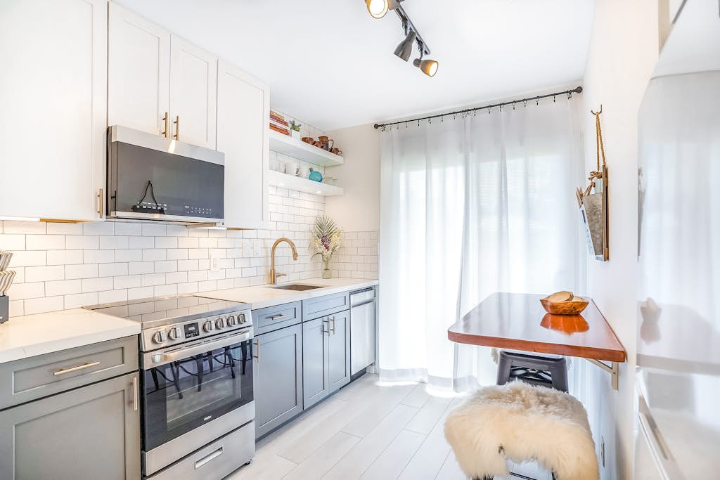 Bright Garden-Level Condo with Private Lanai, Full Kitchen & Easy Walk to the Beach