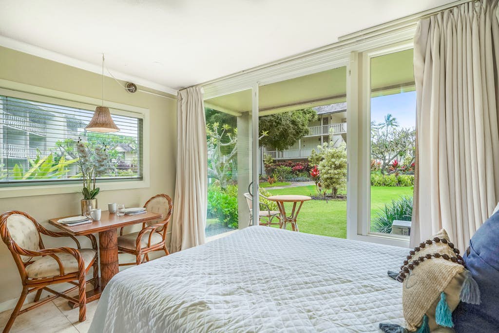 Beautiful ground-floor studio with pool, hot tub, central AC, & free WiFi